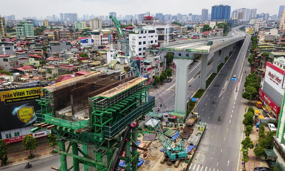 Tại dự án đường Vành đai 2 cả trên cao và dưới thấp, đoạn cầu Vĩnh Tuy-Ngã Tư Vọng, gần như hoàn thành đoạn tuyến dưới thấp, giảm thiểu ùn tắc giao thông cho đường Minh Khai. (Ảnh: Thành Đạt/TTXVN)