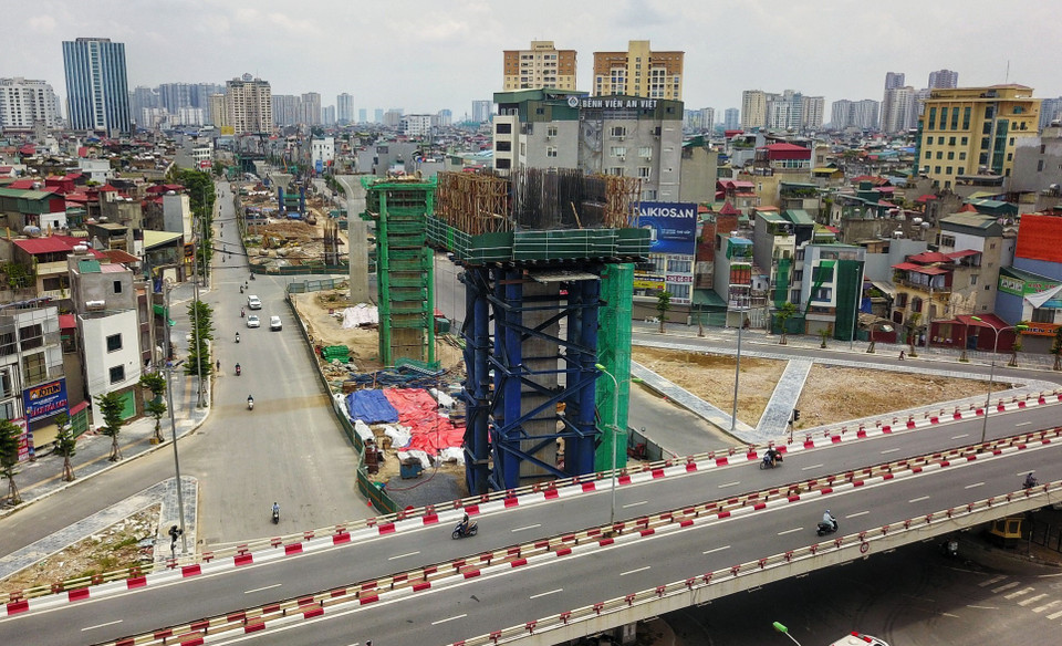 Đoạn đường trên cao từ cầu Vĩnh Tuy đến cầu Mai Động đã cơ bản hoàn thành công tác lao lắp dầm. (Ảnh: Thành Đạt/TTXVN)