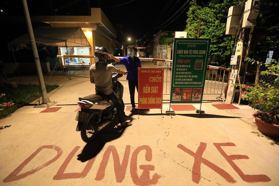 Lực lượng đoàn thanh niên tham gia chốt trực phòng dịch COVID-19 tại cụm 8 xã Thọ Xuân, huyện Đan Phượng, Hà Nội. (Ảnh: Tuấn Anh/TTXVN)