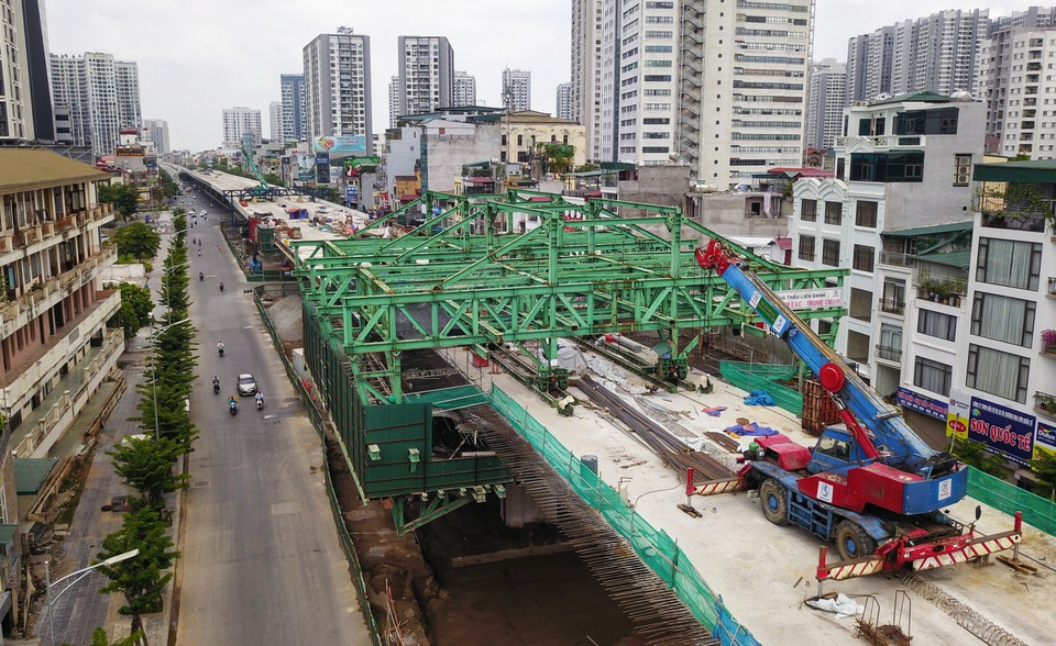 Đường Minh Khai đoạn gần cầu Vĩnh Tuy nay được mở rộng hơn nhiều lần so với trước kia, từ 53,5m đến 63,5m, với 6 làn xe cơ giới, 2 làn xe thô sơ. (Ảnh: Thành Đạt/TTXVN)