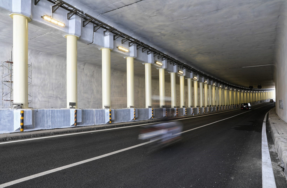 Công trình hầm chui Đại Cồ Việt-Kim Liên đã hoàn thành 1 bên từ Đại Cồ Việt hướng về Xã Đàn, các phương tiện có thể lưu thông bình thường. (Ảnh: Thành Đạt/TTXVN)