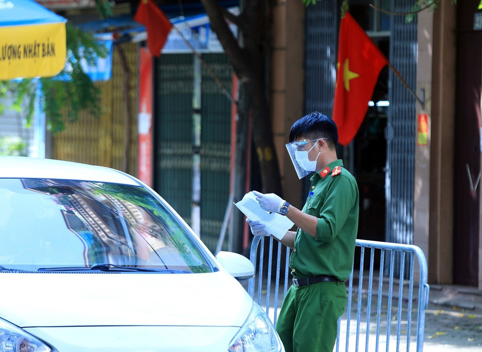  Lực lượng Công an thị trấn Phùng, huyện Đan Phượng, Hà Nội kiểm tra giấy tờ đi đường của người dân tại chốt kiểm soát dịch thị trấn trong ngày nghỉ lễ 2/9. (Ảnh: Tuấn Anh/TTXVN)