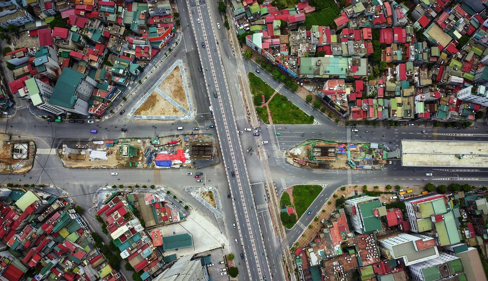 Đối với đường trên cao, đoạn tuyến Ngã Tư Sở-Ngã Tư Vọng đã đưa vào khai thác, nhiều đoạn tuyến rải rác đến cầu Vĩnh Tuy đã đúc xong dầm, chuẩn bị kết nối toàn tuyến vào năm 2022. (Ảnh: Thành Đạt/TTXVN)