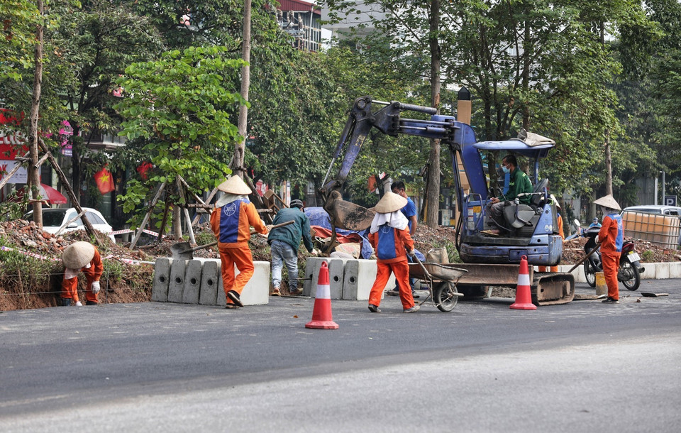 Dự án xén dải phân cách đường Văn Cao đang gấp rút hoàn thiện. (Ảnh: Thành Đạt/TTXVN)