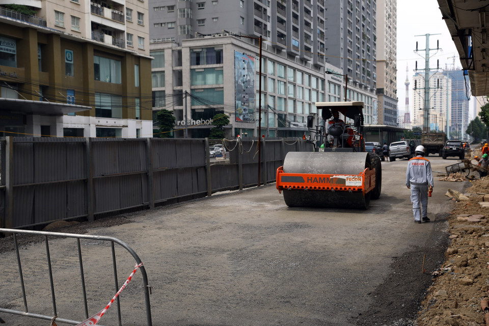 Thi công hầm chui Trung Hòa-Lê Văn Lương. (Ảnh: Huy Hùng/TTXVN)