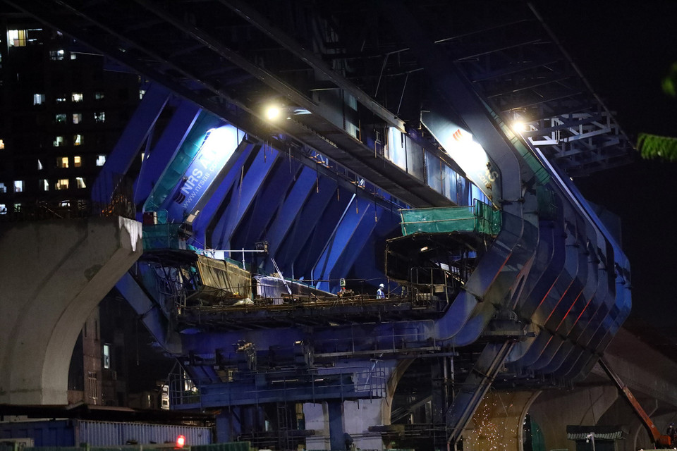 Công trình Vành đai 2 (đoạn Minh Khai-Ngã tư Vọng) được thi công trong đêm để vừa đảm bảo tiến độ vừa phòng chống dịch. (Ảnh: Huy Hùng/TTXVN)