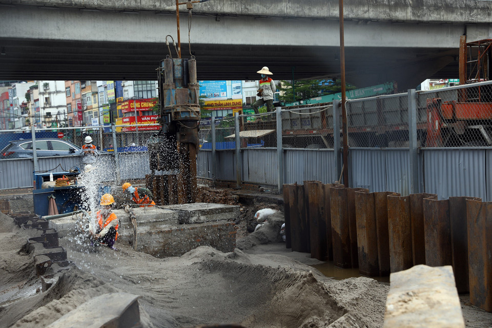 Các công nhân thi công hầm chui Trung Hòa-Lê Văn Lương. (Ảnh: Huy Hùng/TTXVN)