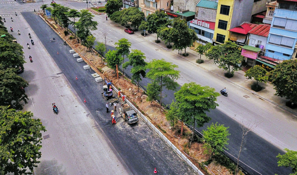 Xén dải phân cách, trục giao thông Liễu Giai-Văn Cao, phần mặt đường mở rộng thêm 4 làn xe cơ bản đã hoàn thành. (Ảnh: Thành Đạt/TTXVN)
