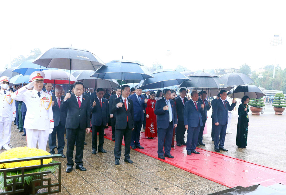 Hình ảnh các lãnh đạo Đảng, Nhà nước và đại biểu Quốc hội vào Lăng viếng Chủ tịch Hồ Chí Minh. (Ảnh: Phạm Kiên/TTXVN)