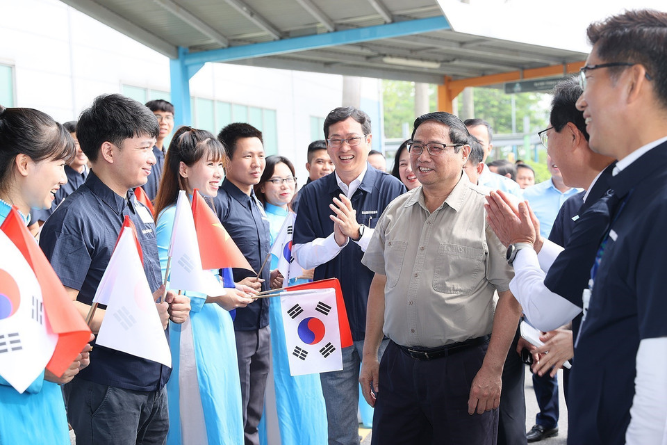 Thủ tướng Phạm Minh Chính với lãnh đạo, nhân viên Công ty TNHH Samsung Việt Nam. (Ảnh: Dương Giang/TTXVN)