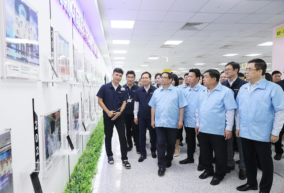 Thủ tướng Phạm Minh Chính thăm Công ty TNHH Samsung Việt Nam. (Ảnh: Dương Giang/TTXVN)