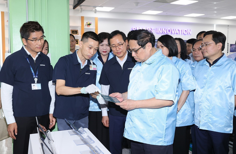 Thủ tướng Phạm Minh Chính thăm dây chuyền sản xuất thiết bị điện tử của Công ty TNHH Samsung Việt Nam. (Ảnh: Dương Giang/TTXVN)