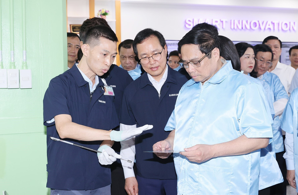 Thủ tướng Phạm Minh Chính thăm dây chuyền sản xuất thiết bị điện tử của Công ty TNHH Samsung Việt Nam. (Ảnh: Dương Giang/TTXVN)