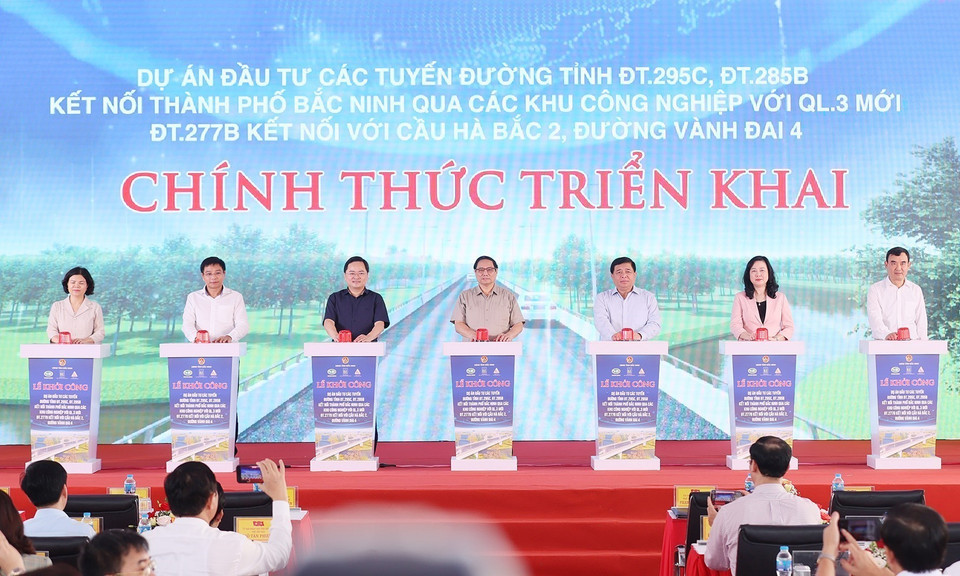 Sáng 30/7, tại Yên Phong, Bắc Ninh, Thủ tướng Phạm Minh Chính dự Lễ Khởi công Dự án Đầu tư các Tuyến Đường tỉnh ĐT.295C và ĐT.277B kết nối thành phố Bắc Ninh qua các Khu Công nghiệp với QL.3 mới; ĐT.277B kết nối với Cầu Hà Bắc 2, Đường Vành đai 4. (Ảnh: Dương Giang/TTXVN)