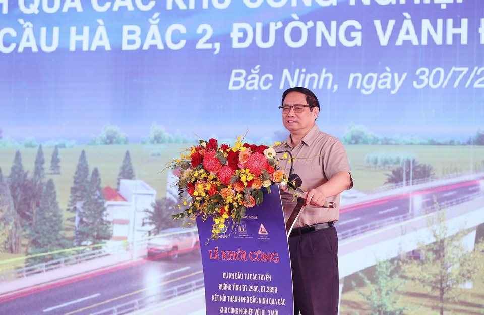 Thủ tướng Phạm Minh Chính phát biểu tại Lễ Khởi công Dự án Đầu tư các Tuyến đường Trọng điểm tại Bắc Ninh. (Ảnh: Dương Giang/TTXVN)