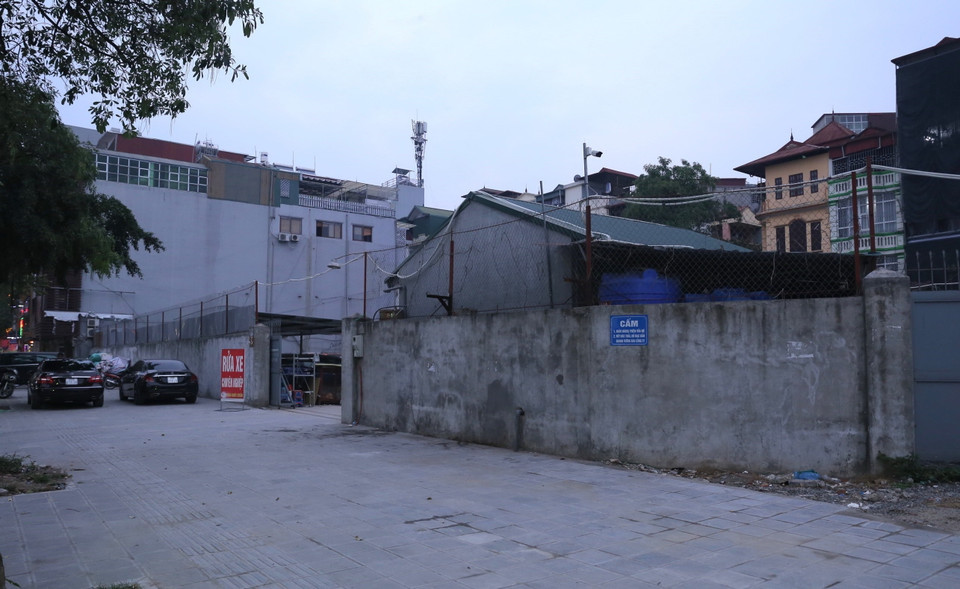 Khu đất 1500m2 tại phố Trần Khát Chân tại quận Hai Bà Trưng, Hà Nội được giao cho Tổng công ty Chè Việt Nam quản lý, hiện nay kinh doanh trông, rửa xe. (Ảnh: Hoàng Hiếu/TTXVN)
