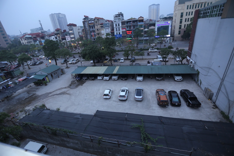 Khu đất 1500m2 tại phố Trần Khát Chân tại quận Hai Bà Trưng, Hà Nội được giao cho Tổng công ty Chè Việt Nam quản lý, hiện nay kinh doanh trông, rửa xe. (Ảnh: Hoàng Hiếu/TTXVN)