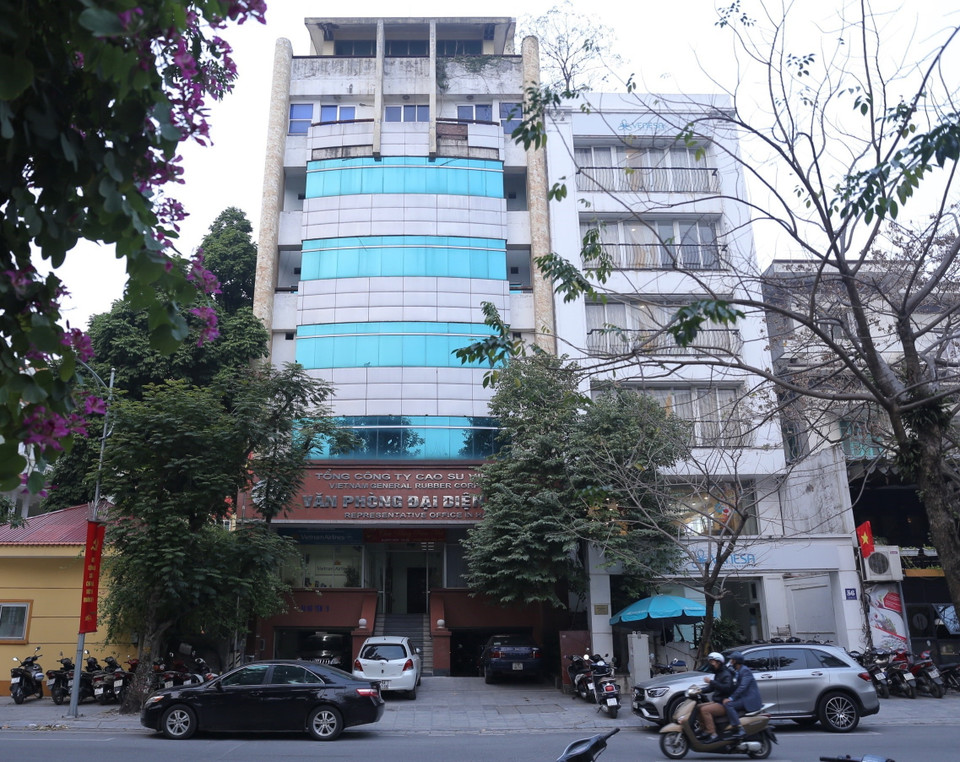 Toà nhà số 56 Nguyễn Du, quận Hai Bà Trưng (Hà Nội), Tập đoàn Công nghiệp Cao su Việt Nam đã cho một số đơn vị thuê một phần diện tích làm văn phòng làm việc là chưa phù hợp quy định của Luật Đất đai năm 2013. (Ảnh: Hoàng Hiếu/TTXVN)