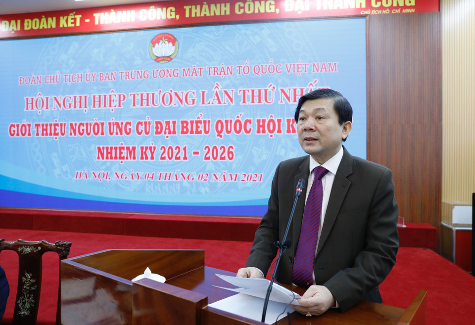 Phó Chủ tịch Ủy ban Trung ương Mặt trận Tổ quốc Việt Nam Nguyễn Hữu Dũng trình bày Tờ trình của Ban Thường trực Ủy ban Trung ương Mặt trận Tổ quốc Việt Nam về dự kiến số lượng người của tổ chức chính trị, tổ chức chính trị-xã hội, tổ chức xã hội, lực lượng vũ trang nhân dân, cơ quan Nhà nước ở Trung ương được giới thiệu ứng cử làm đại biểu Quốc hội khóa XV. (Ảnh: Dương Giang/TTXVN)