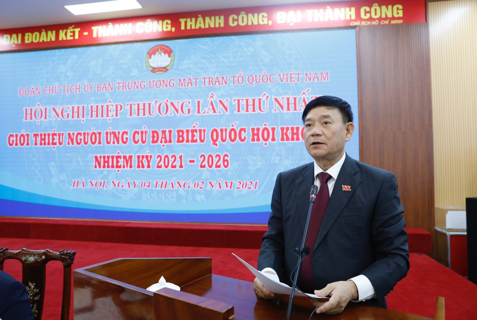 Đồng chí Trần Văn Túy, Ủy viên Ủy ban Thường vụ Quốc hội, Trưởng ban Công tác đại biểu thuộc Ủy ban Thường vụ Quốc hội, Phó Trưởng ban Tổ chức Trung ương trình bày Nghị quyết của Ủy ban Thường vụ Quốc hội về dự kiến số lượng người của tổ chức chính trị, tổ chức chính trị-xã hội, tổ chức xã hội, lực lượng vũ trang nhân dân, cơ quan Nhà nước ở Trung ương và địa phương được giới thiệu ứng cử làm đại biểu Quốc hội khóa XV. (Ảnh: Dương Giang/TTXVN)