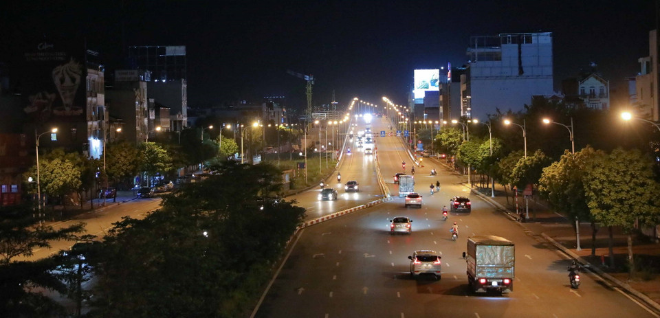 Sau khi dỡ bỏ chốt kiểm soát tại chân cầu Vĩnh Tuy, hướng đi Minh Khai (quận Hai Bà Trưng), tối 16/9 các phương tiện lưu thông bình thường. (Ảnh: Thanh Tùng/TTXVN)