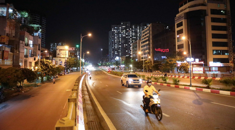 Sau khi dỡ bỏ chốt kiểm soát tại chân cầu Vĩnh Tuy, hướng đi Long Biên, tối 16/9 các phương tiện lưu thông bình thường. (Ảnh: Thanh Tùng/TTXVN)