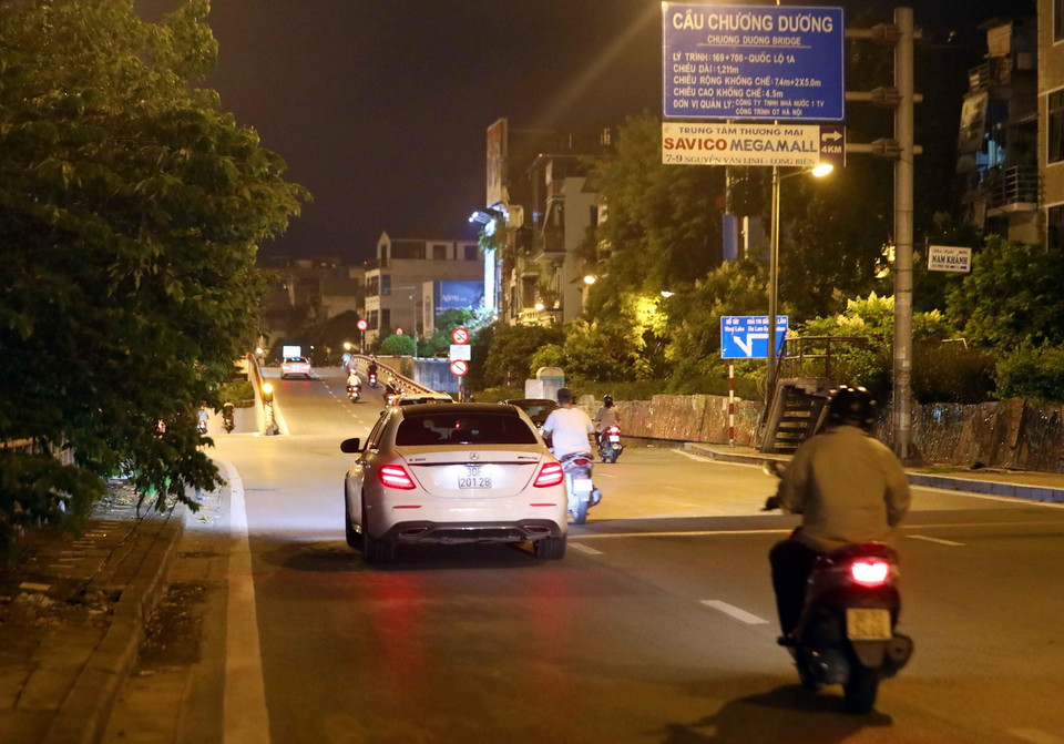 Sau khi dỡ chốt kiếm soát dịch tại lối lên cầu Chương Dương, người dân có thể di chuyển dễ dàng. (Ảnh: Phạm Kiên/TTXVN)