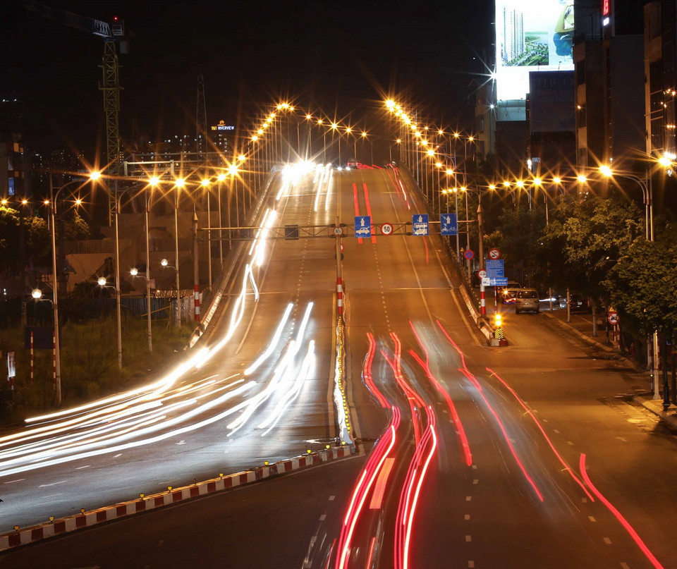 Tối 16/9, chốt kiểm soát tại chân cầu Vĩnh Tuy, hướng đi Minh Khai (quận Hai Bà Trưng) đã được dỡ bỏ. (Ảnh: Thanh Tùng/TTXVN)