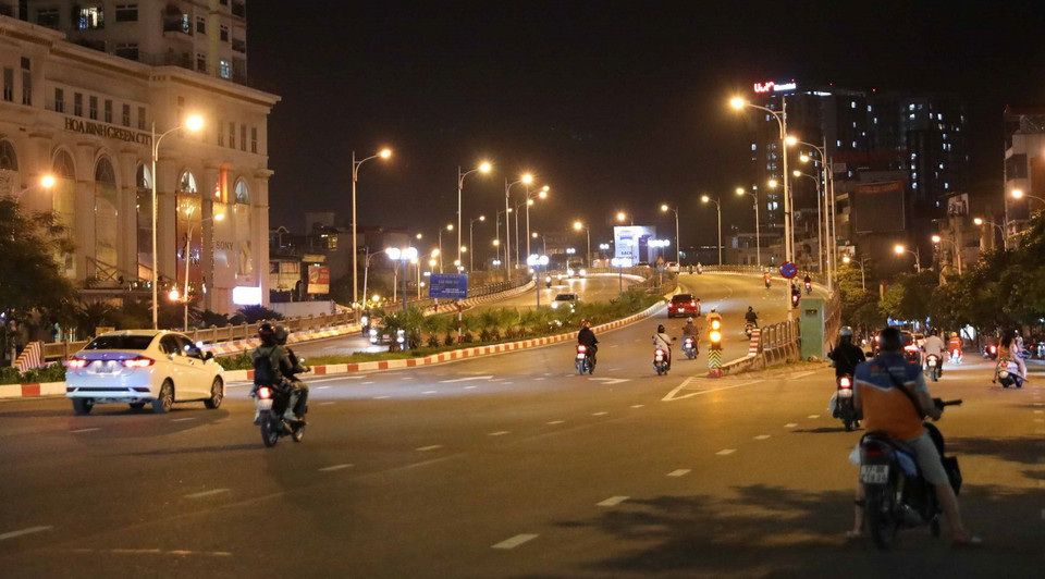 Tối 16/9, chốt kiểm soát tại chân cầu Vĩnh Tuy, hướng đi quận Long Biên đã được dỡ bỏ. (Ảnh: Thanh Tùng/TTXVN)