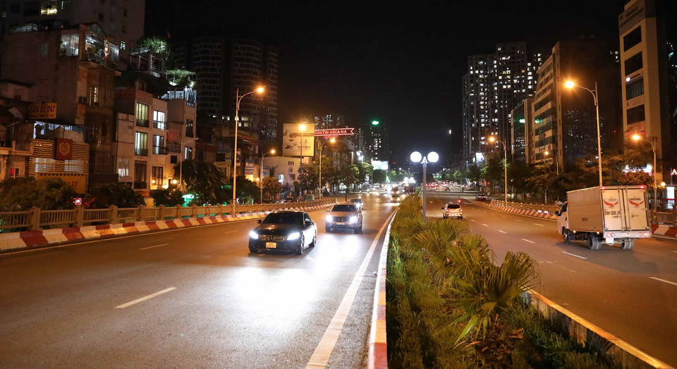 Sau khi dỡ bỏ chốt kiểm soát tại chân cầu Vĩnh Tuy, hướng đi Long Biên, tối 16/9 các phương tiện lưu thông bình thường. (Ảnh: Thanh Tùng/TTXVN)