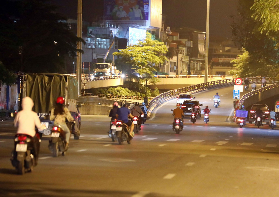 Sau khi dỡ bỏ chốt kiếm soát dịch tại lối lên cầu Chương Dương, người dân có thể di chuyển dễ dàng. (Ảnh: Phạm Kiên/TTXVN)