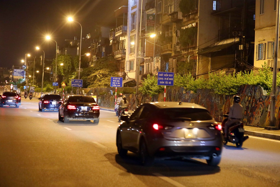 Lượng phương tiện tham gia giao thông tăng đột biến sau khi lực lượng chức năng tháo dỡ 39 chốt kiểm soát dịch. (Ảnh: Phạm Kiên/TTXVN)