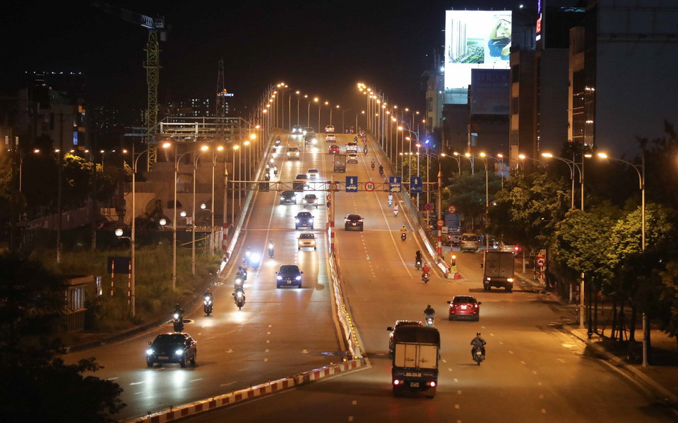 Sau khi dỡ bỏ chốt kiểm soát tại chân cầu Vĩnh Tuy, hướng đi Minh Khai (quận Hai Bà Trưng), tối 16/9 các phương tiện lưu thông bình thường. (Ảnh: Thanh Tùng/TTXVN)