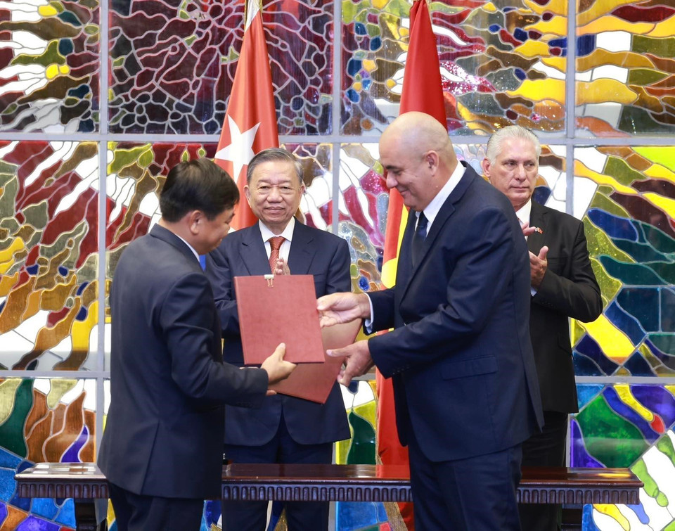 Tổng Bí thư, Chủ tịch nước Tô Lâm và Bí thư thứ nhất Đảng Cộng sản Cuba, Chủ tịch Cuba Miguel Diaz Canel Bermudez chứng kiến Lễ ký kết văn kiện hợp tác giữa Bộ Nông nghiệp và Phát triển nông thôn Việt Nam với Bộ Nông nghiệp Cuba. (Ảnh: Lâm Khánh/TTXVN)