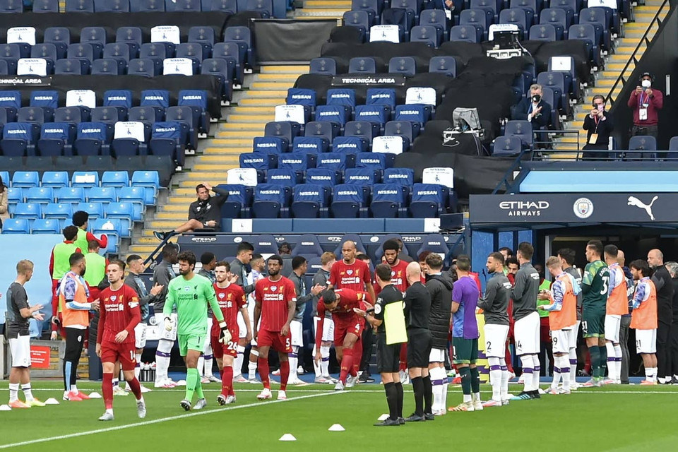 Thật trùng hợp khi mà trận đấu đầu tiên của họ với tư cách nhà vô địch lại diễn ra trên sân của cựu vương Man City.