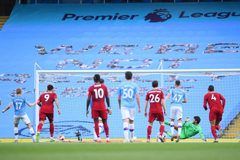 Phút 25, Kevin De Bruyne không bỏ lỡ cơ hội khi đứng trước chấm đá phạt 11m...