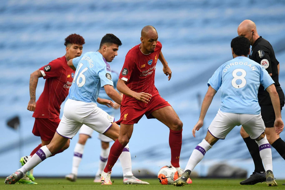 Với tâm thế đó, The Kop đã nhập cuộc hưng phấn và quyết tâm giành chiến thắng để mừng ngôi vương.