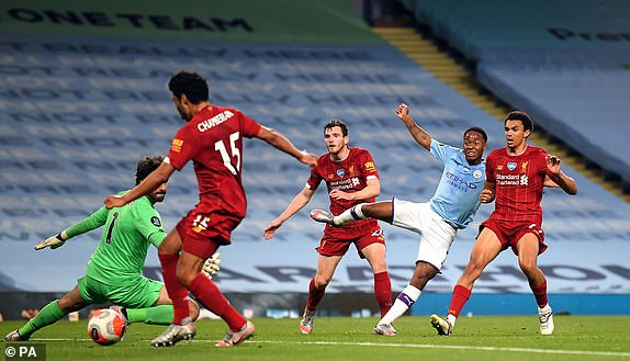 Chưa dừng ở đó, sang hiệp 2, Man City 'kết liễu' đối thủ bằng pha đá phản lưới nhà của Alex Oxlade-Chamberlain.