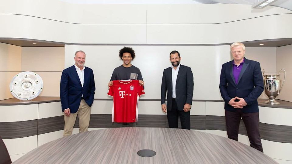 Sane hân hoan cùng ban lãnh đạo Bayern Munich.