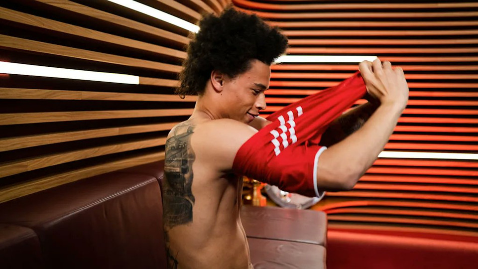 Leroy Sane khoác lên mình chiếc áo đấu của Bayern Munich.