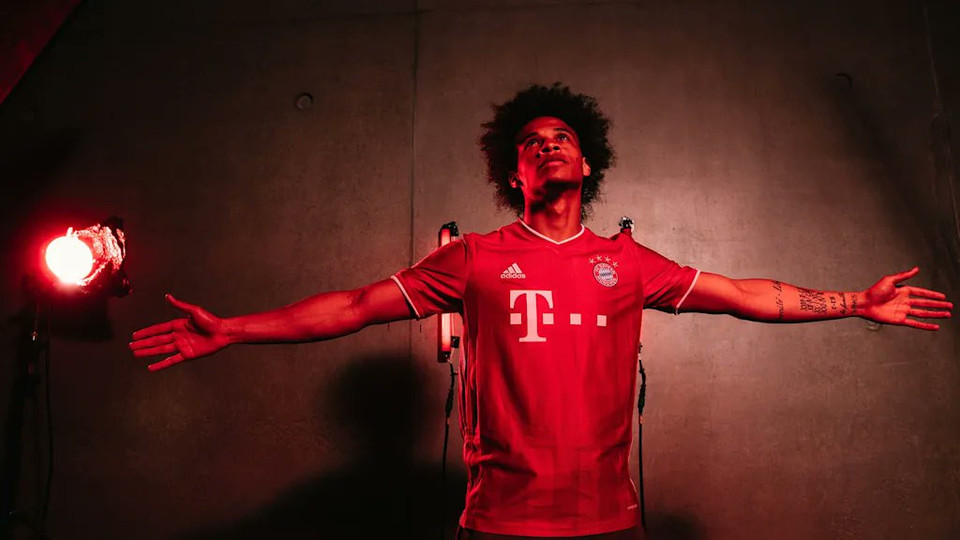 Sau thời gian dài chờ đợi, Bayern Munich cuối cùng cũng đã chính thức chiêu mộ thành công tiền vệ Leroy Sane từ Manchester City.