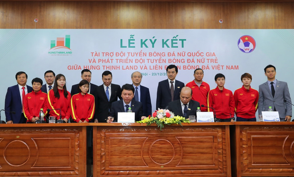 Lễ ký kết tài trợ Đội tuyển Bóng đá nữ Quốc gia và phát triển đội bóng đá nữ trẻ giữa Tập đoàn Hưng Thịnh Land và VFF. (Ảnh: Thành Đạt/TTXVN)