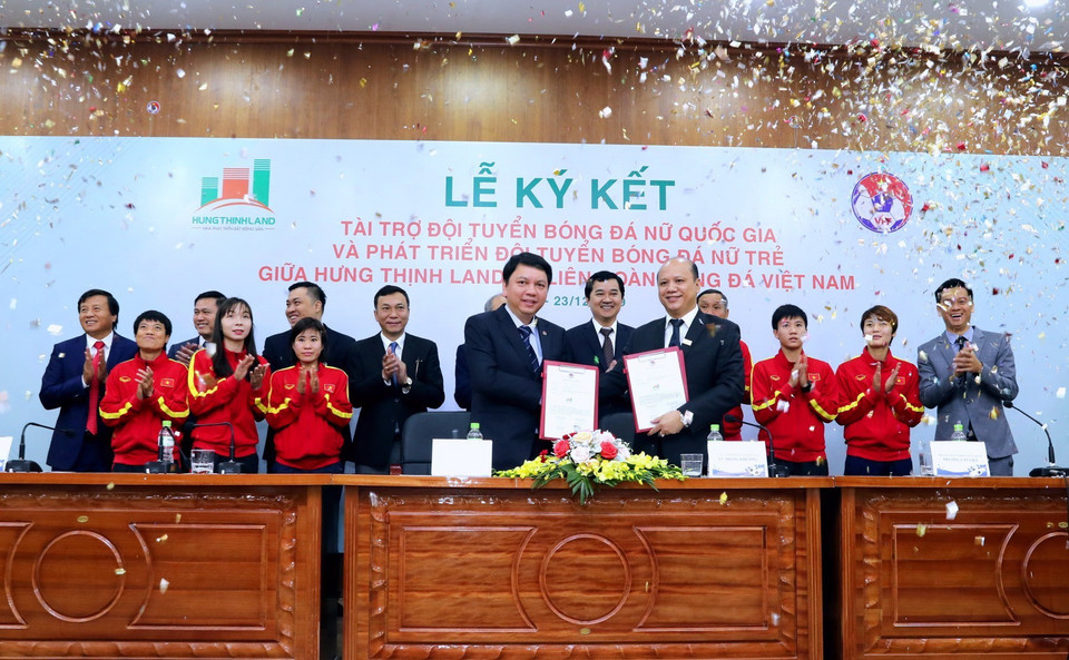 Lễ ký kết tài trợ Đội tuyển Bóng đá nữ Quốc gia và phát triển đội bóng đá nữ trẻ giữa Tập đoàn Hưng Thịnh Land và VFF. (Ảnh: Thành Đạt/TTXVN)