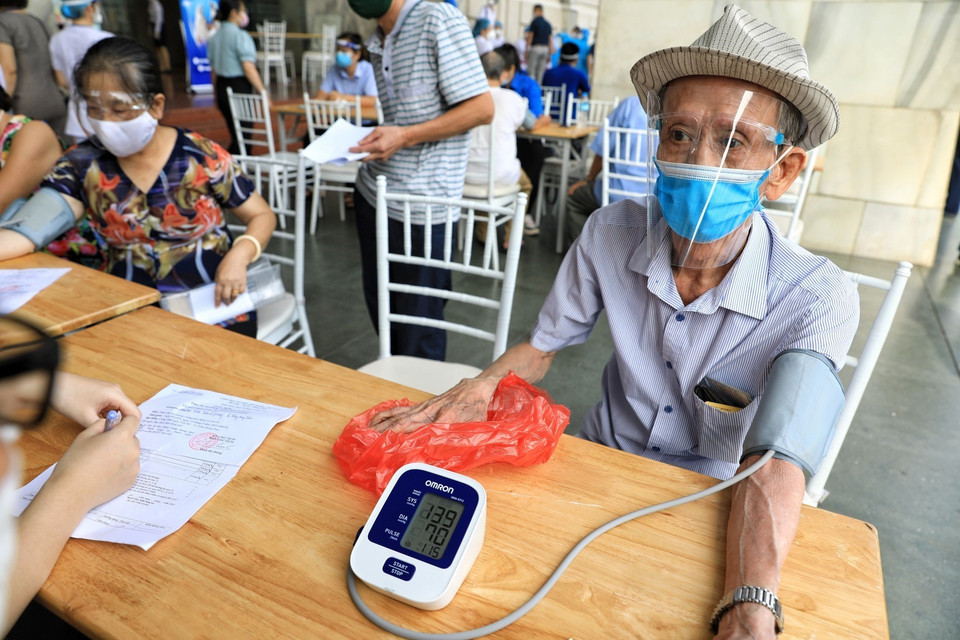 Kiểm tra huyết áp là 1 khâu rất quan trọng đối với nhóm người cao tuổi. (Ảnh: Thành Đạt/TTXVN)