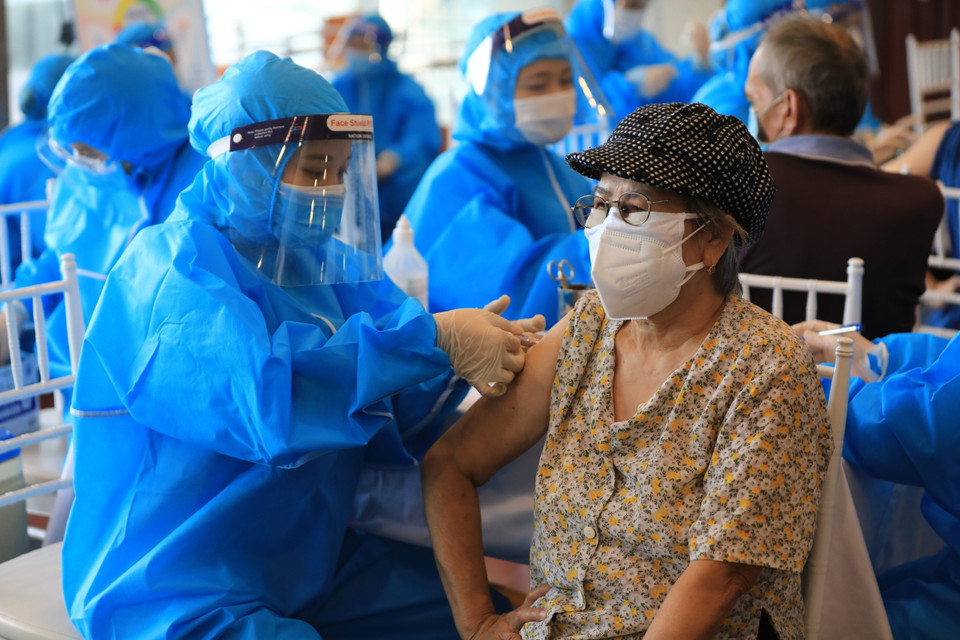 Người cao tuổi được ưu tiên tối đa trong đợt tiêm này. (Ảnh: Thành Đạt/TTXVN)