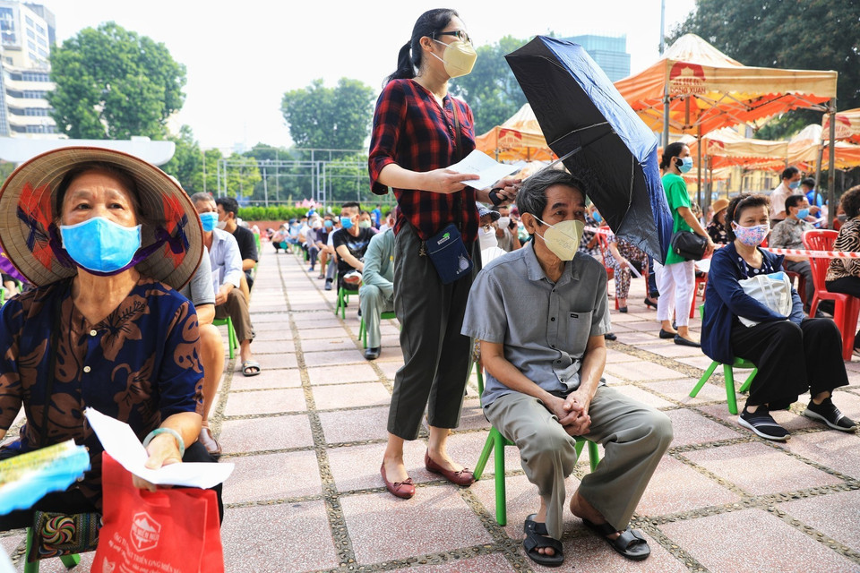 Các công dân người cao tuổi trên địa bàn quận Hoàn Kiếm sẽ được tiêm tại Cung Văn hóa lao động hữu nghị Việt-Xô. (Ảnh: Thành Đạt/TTXVN)