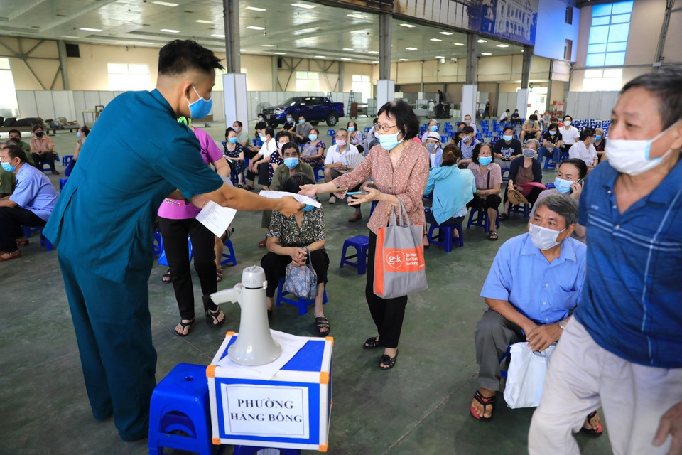 Lực lượng chức năng phường phải theo dõi chặt 30 phút sau tiêm cho những người cao tuổi. (Ảnh: Thành Đạt/TTXVN)