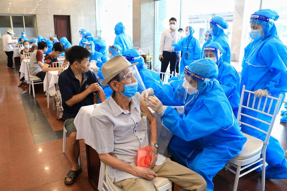 Sở Y tế hướng dẫn quận Hoàn Kiếm đảm bảo yêu cầu của Bộ Y tế trong thực hiện dây chuyền tiêm từ khâu tiếp đón, khám, sàng lọc, tư vấn, theo dõi sau tiêm để người dân an toàn nhất. (Ảnh: Thành Đạt/TTXVN)