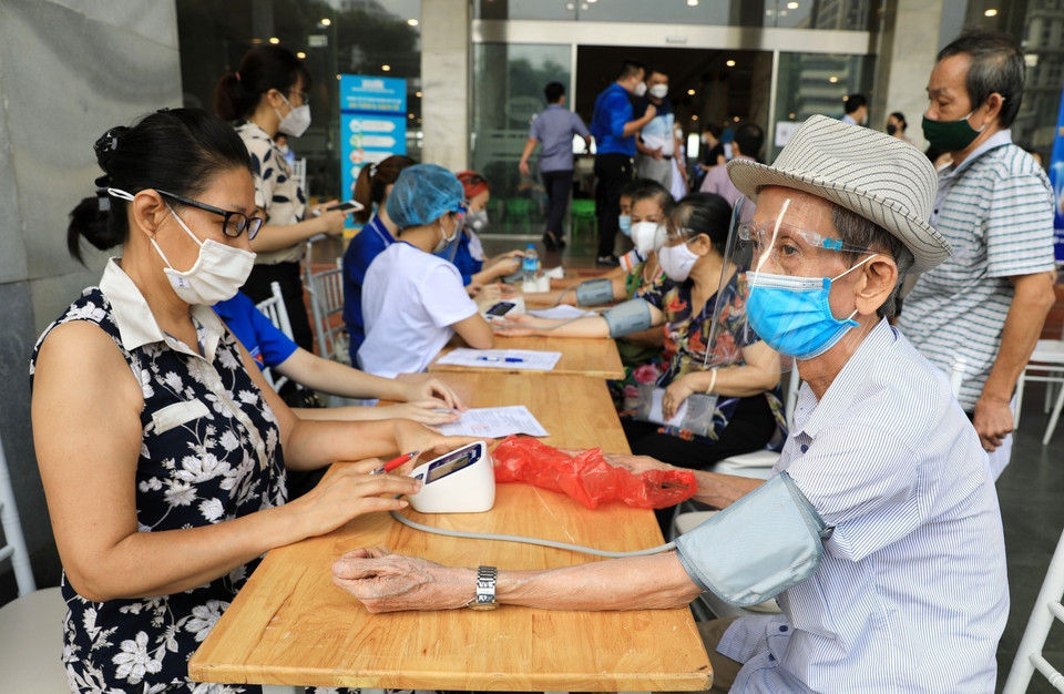 Kiểm tra huyết áp là 1 khâu rất quan trọng đối với nhóm người cao tuổi, chỉ những người đủ tiêu chuẩn huyết áp không quá cao mới được tiêm vaccine phòng COVID-19. (Ảnh: Thành Đạt/TTXVN)