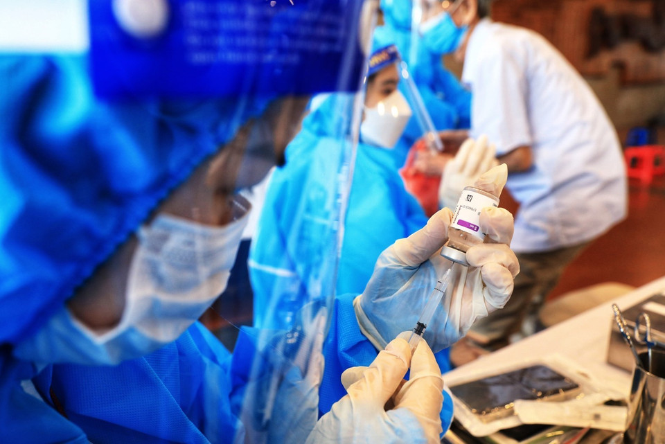 Những ngày này, quận Hoàn Kiếm (Hà Nội) tập trung lực lượng y bác sỹ, nhân viên y tế... để triển khai đợt cao điểm xét nghiệm diện rộng và tiêm vaccine phòng COVID-19 cho toàn bộ 89.000 người từ 18 tuổi trở lên, trong đó người cao tuổi được ưu tiên tối đa. (Ảnh: Thành Đạt/TTXVN)